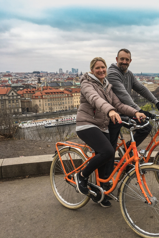 Entdecken Sie Prag auf zwei Rädern: Fahrrad- und E-Bike-Stadtrundfahrt mit lokalem Guide