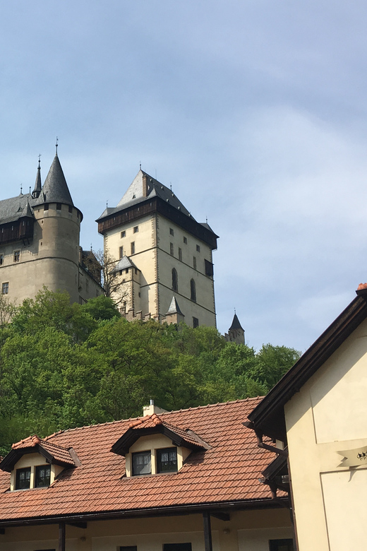 Entdecken Sie die majestätische Burg Karlštejn bei einer Halbtagestour von Prag