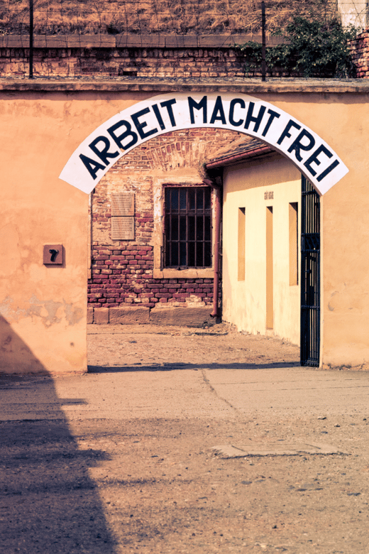 Entdecken Sie die Geschichte von Theresienstadt: Geführte Tour zu den Konzentrationslagern