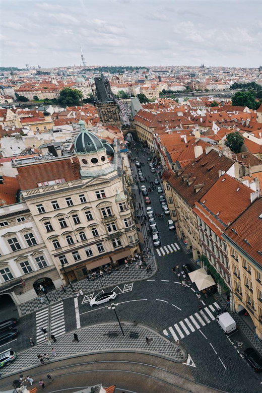 Entdecken Sie den Glockenturm von St. Nikolaus in Prag