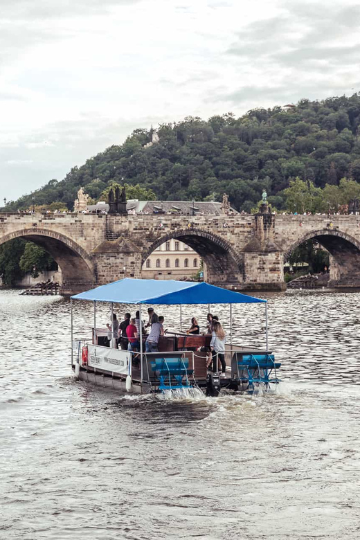 Erleben Sie Prag: Private Radboot-Flussfahrt mit Prosecco oder Bier