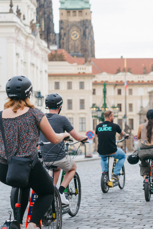 Entdecken Sie Prag bei einer E-Scooter Grand City & Panoramas Kleingruppentour