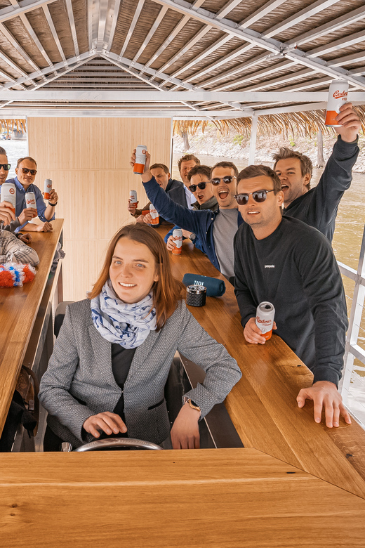 Prag: Unvergessliche Party auf dem Tiki-Boot mit Sightseeing-Kreuzfahrt