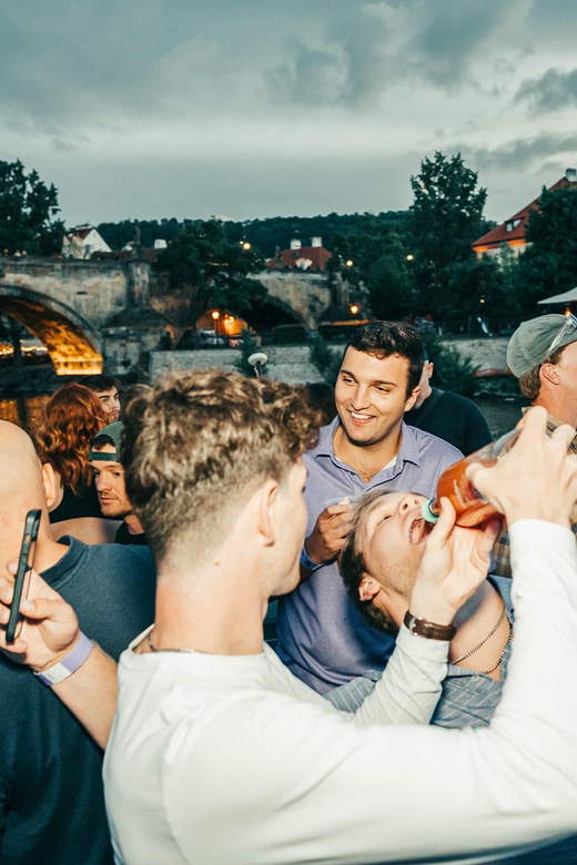 Erleben Sie die Drunken Monkey Prague Boat Party: Ein unvergessliches Abenteuer auf der Moldau!