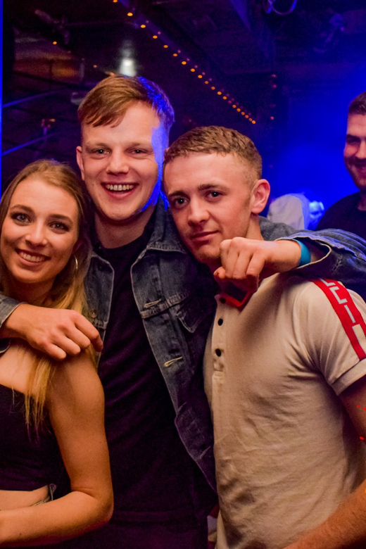 Erlebe den Prag: Clock Tower Bar Crawl – Ein unvergessliches Nachtabenteuer!