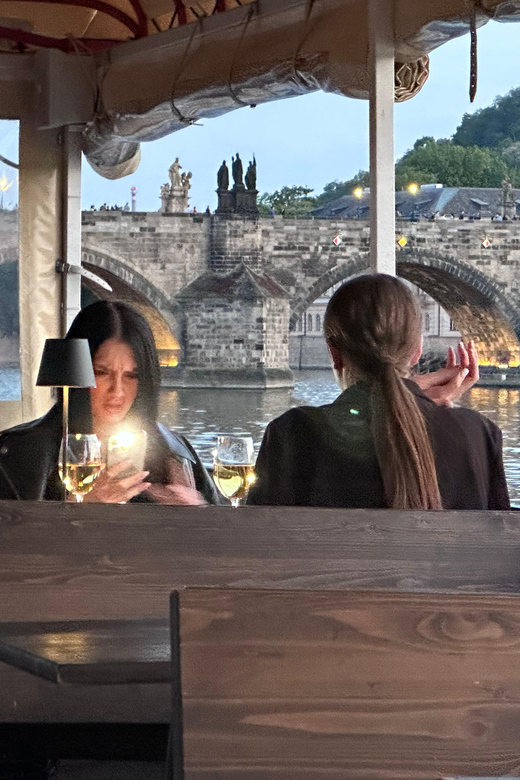 Erleben Sie Prag auf eine neue Art: Die Jazz Boat Café 1-stündige Jazz-Bootsfahrt