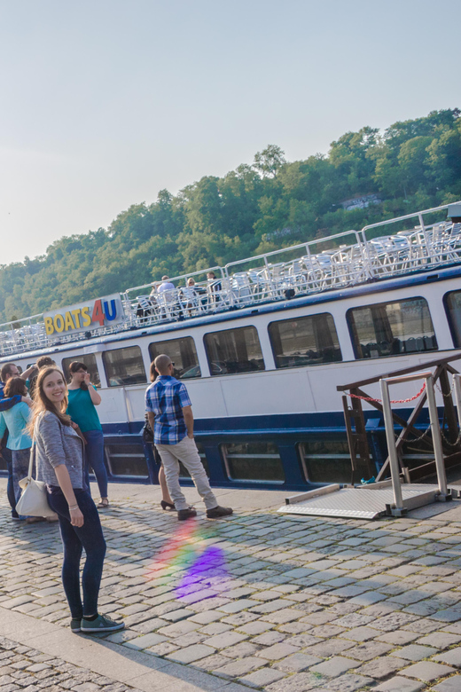 Erlebe eine unvergessliche Abendfahrt in Prag: Sightseeing Bootsfahrt mit Buffet Abendessen