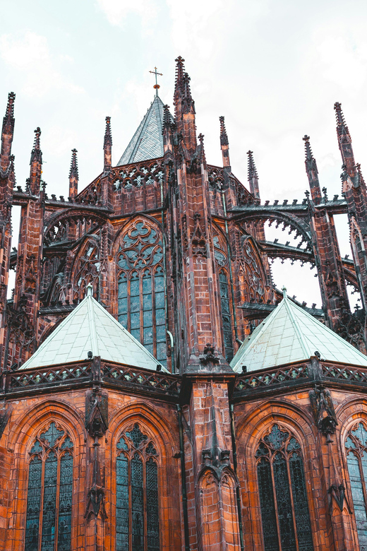 Entdecken Sie die Prager Burg: Eine unvergessliche Führung durch den St.-Veits-Dom, den Königlichen Palast und die St.-Georgs-Basilika