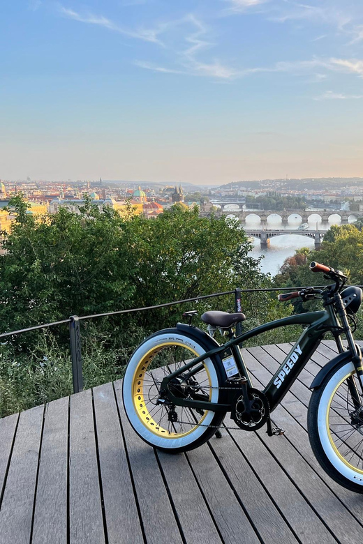 Entdecken Sie Prag auf eine einzigartige Weise: Aussichtspunkte & Historische E-Bike Tour