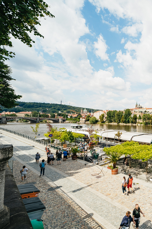 Unvergessliche Mittagsfahrt auf der Moldau in Prag