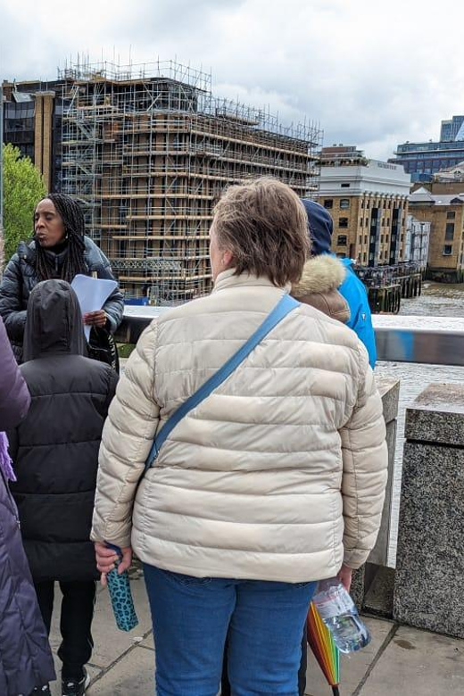 Entdecken Sie Londons Geheimnisse: Familiäre Black Tudors Tour am Thames