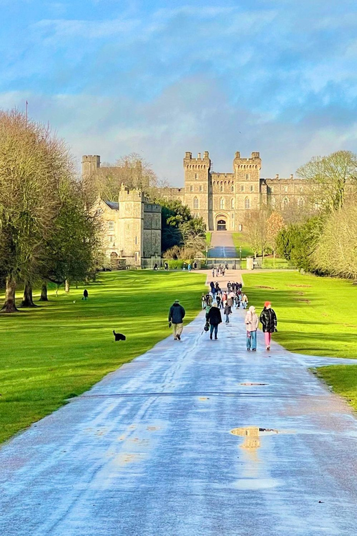 Entdecken Sie die Geheimnisse von Stonehenge und Windsor: Exklusive Tour ab London