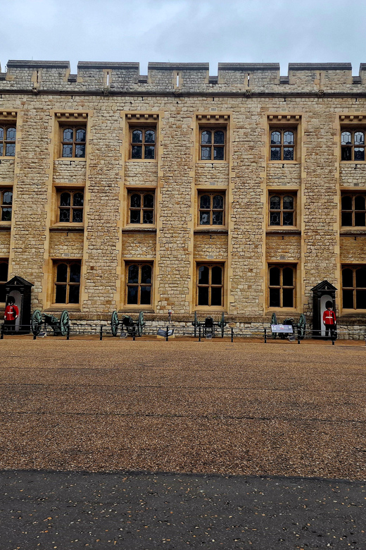 Erleben Sie Londons dunkle Geheimnisse: Bequem zum Tower of London Tour