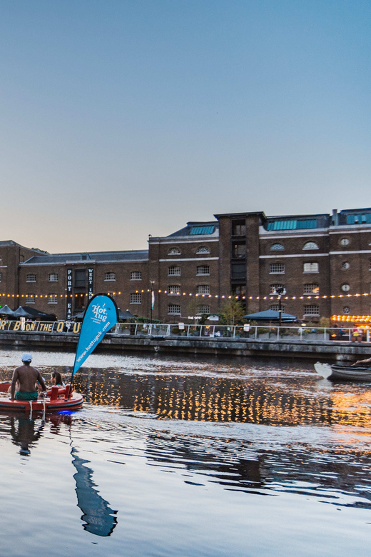Erleben Sie Londons Geschichte: Entspannen auf der Docklands Hot Tub Kreuzfahrt