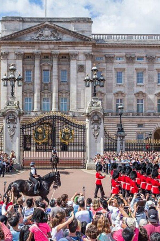 Erleben Sie Londons königliche Geheimnisse: Geführte Tour zur Wachablösung