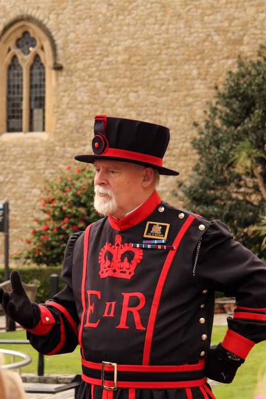 Magische Momente in London: Wachablösung und Beefeater-Treffen erleben!