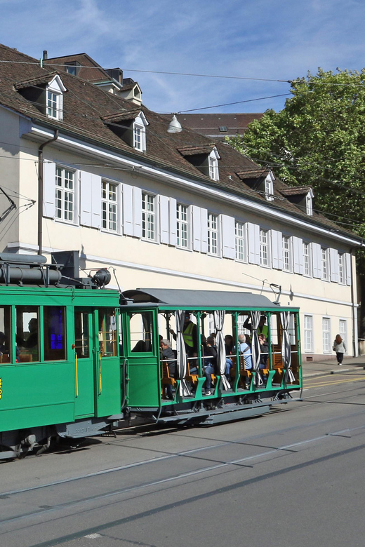 Entdecken Sie Basel: Nostalgische Straßenbahntour für Abenteuerlustige
