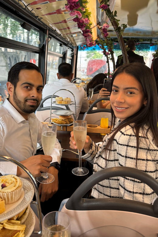 Erleben Sie Londons Bollywood-Zauber: Unvergessliche Bus Tour mit Live-Gesang
