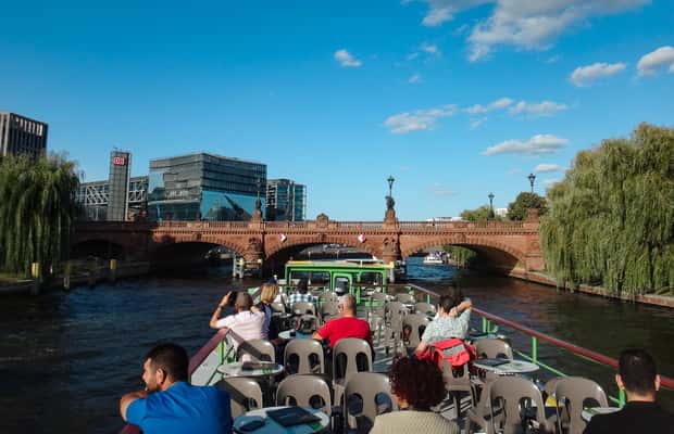 Berlin: 2,5-stündige East Side Boat Cruise mit Erlebnis