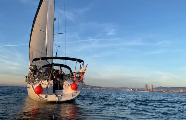 Barcelona: Sonnenuntergang auf der Segelyacht Sashi Erlebnis