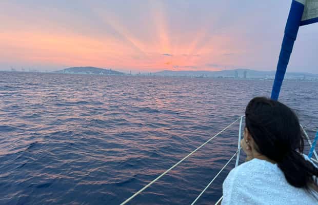 Barcelona: Segelbootfahrt bei Sonnenuntergang – Highlights erleben