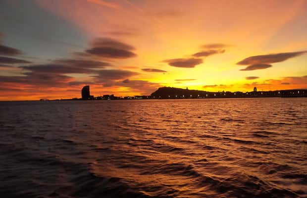 Barcelona: Privater Segeltörn bei Sonnenuntergang – Erlebnis