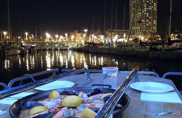 Barcelona: Private Abendrundfahrt mit Dinner und Tipps
