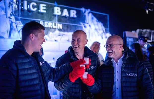 Berlin: Eisbar-Eintritt mit Freigetränken und Abenteuer