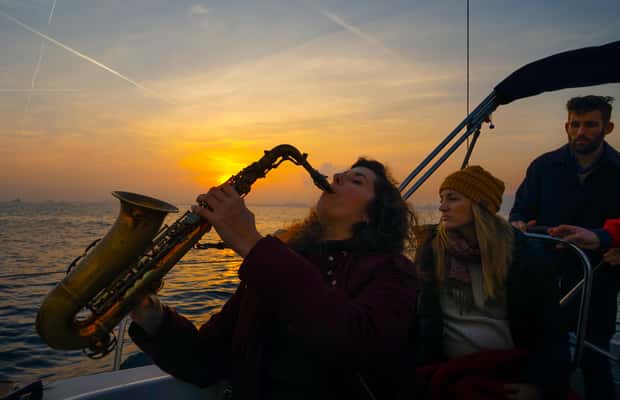Barcelona: Sunset Live Sax und Segelerlebnis Highlights