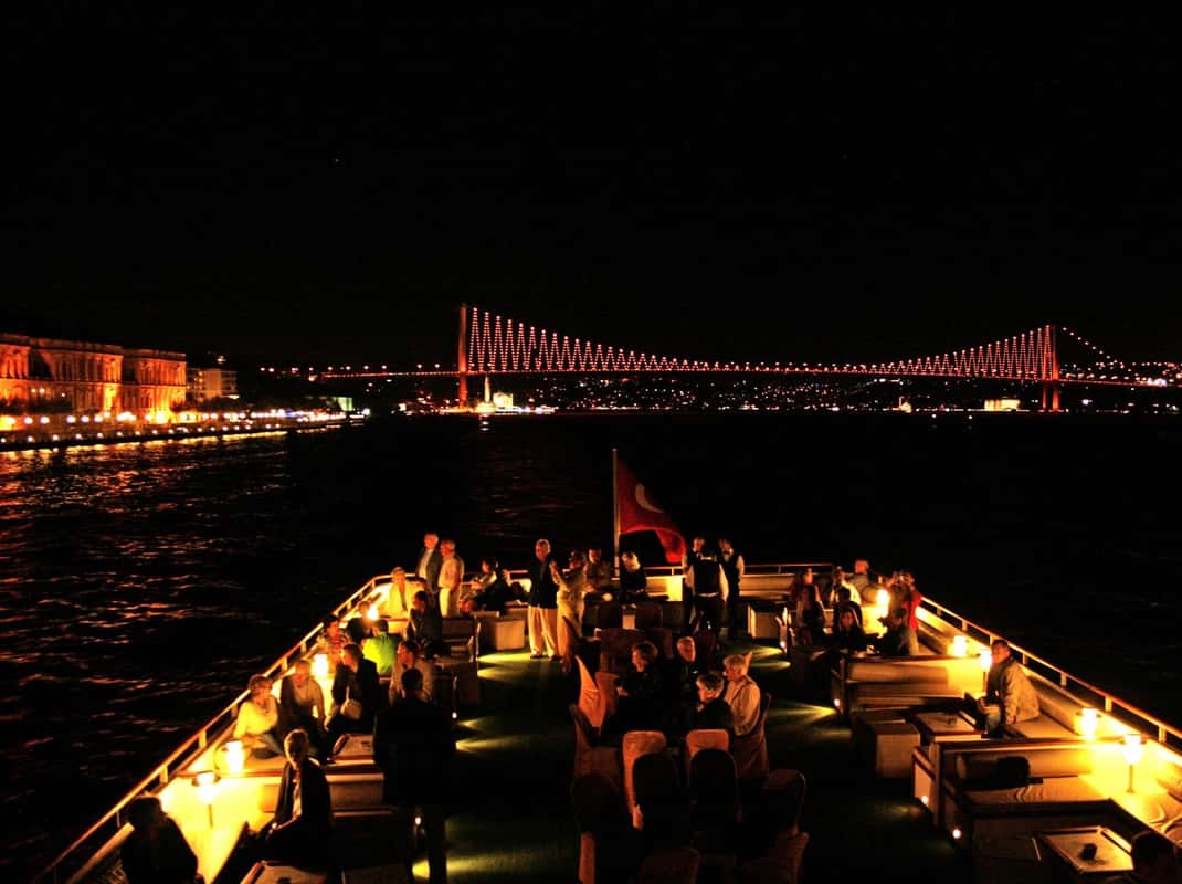 Istanbul: Bosporus-Dinner-Kreuzfahrt mit türkischer Show