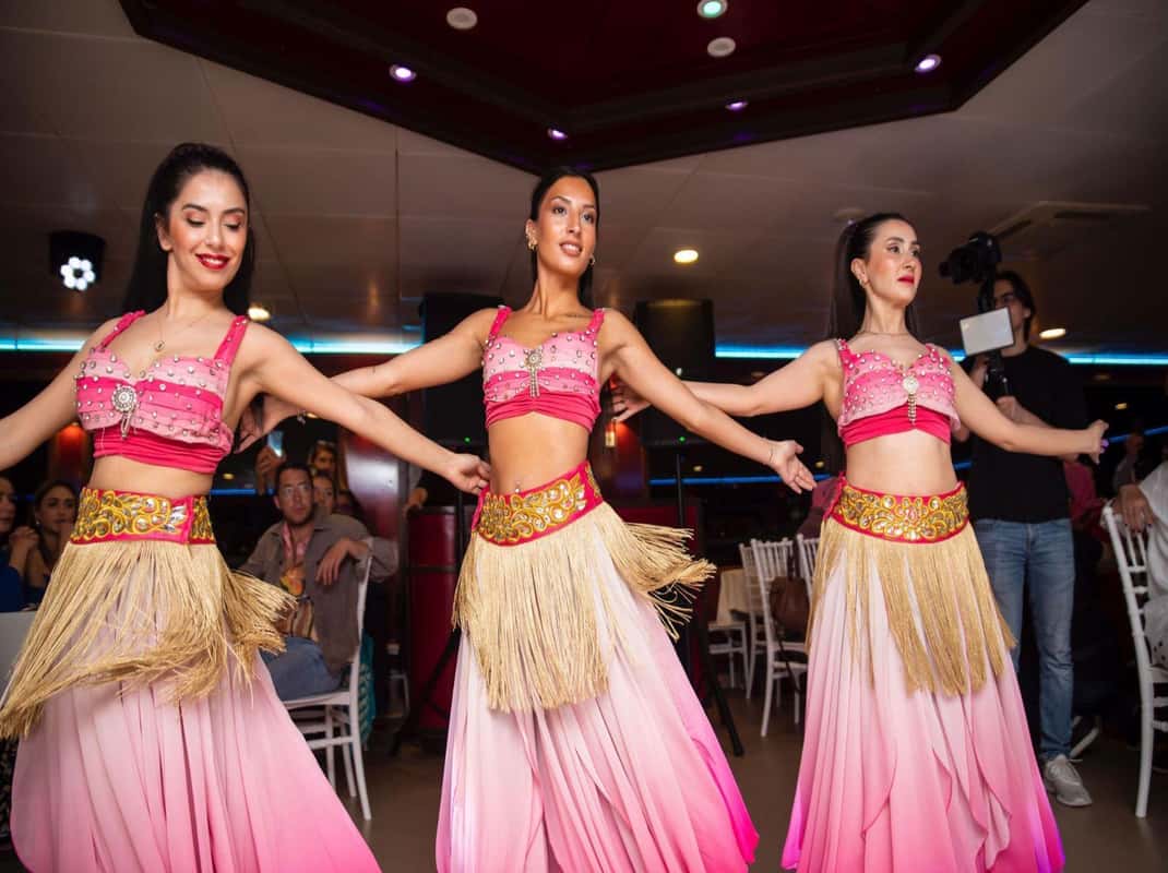 Istanbul: Dinner Cruise & Tanzshows mit privatem Tisch