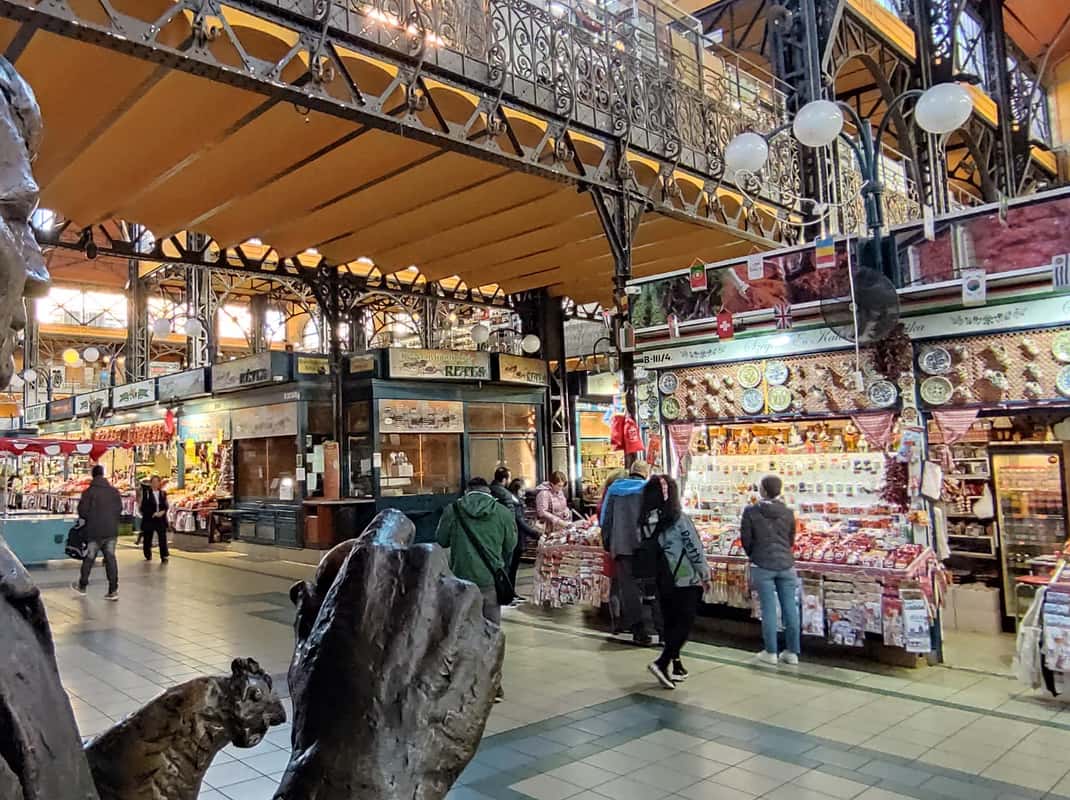 Deutschsprachige Tour in der Markthalle von Budapest mit Verkostungen