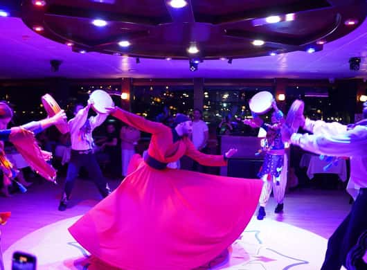 Istanbul: Pascha Dinner Cruise mit Getränken
