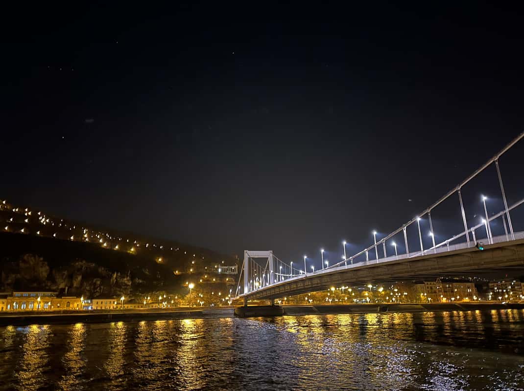 Budapester Bootsfahrt bei Nacht mit Getränk und eigenem Fahrer
