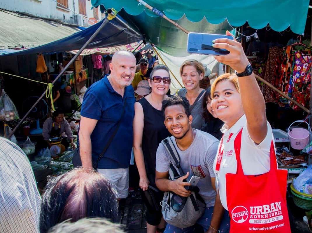 Von Bangkok aus: Private Railway and Floating Market Tour