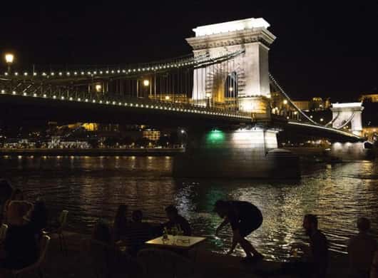 Budapest: Nachtbootfahrt mit Getränk & privaten Chauffeur
