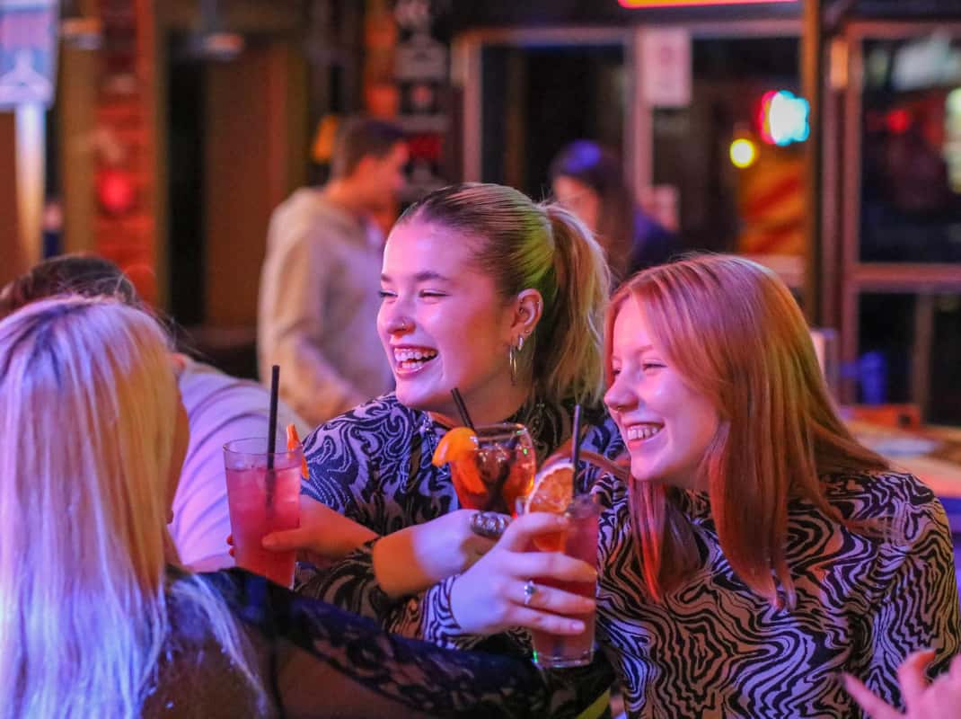 Budapest: Bar-Nachttour-Rundgang mit lokalen Getränken