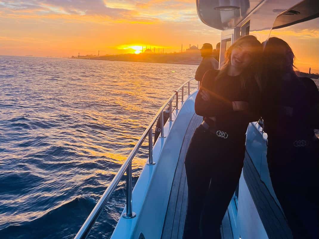 Istanbul: Bosporus-Sonnenuntergang oder Nacht-Yachtfahrt & Transfers