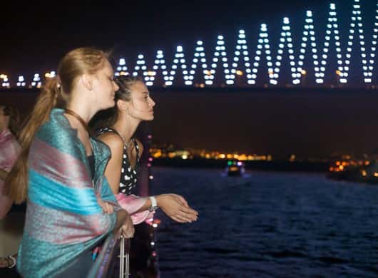 Istanbul: Bosporus Nacht-Dinner-Kreuzfahrt mit Privattisch