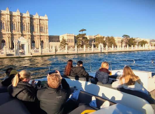 Istanbul: Dolmabahce-Palast & Bosporus Sunset Cruise