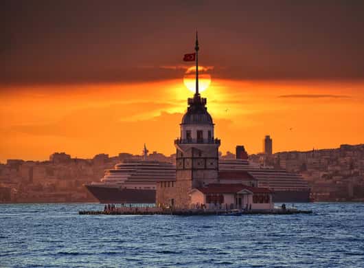 Istanbul: Bosporus-Tour mit türkischer Küche