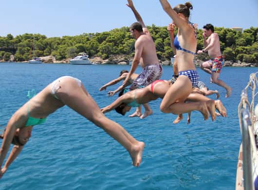 Athen: Ganztägige Katamaranfahrt & Aegina entdecken