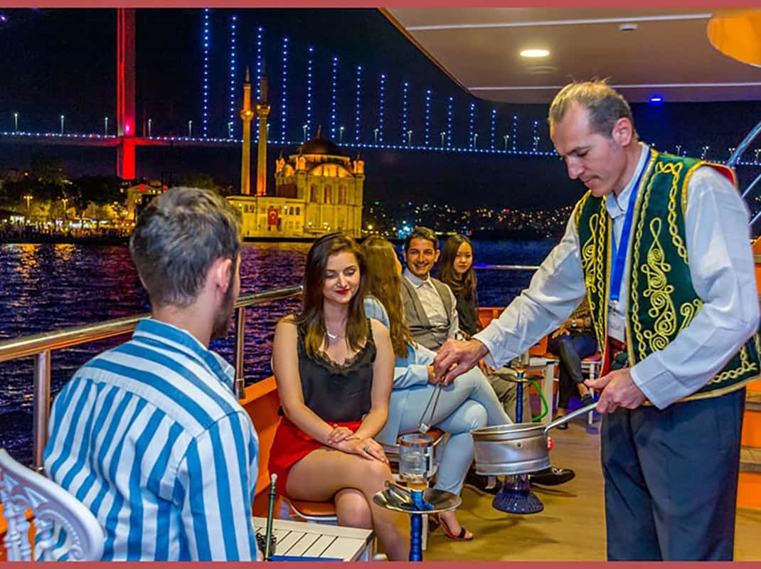 Istanbul: Nacht-Dinner-Kreuzfahrt auf dem Bosporus mit privatem Tisch