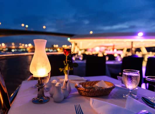 Bangkok: Dinner Cruise auf dem Chao Phraya & Skyline genießen