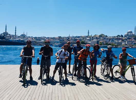 Istanbul: Eurasia Bike & Bootstour mit Guide