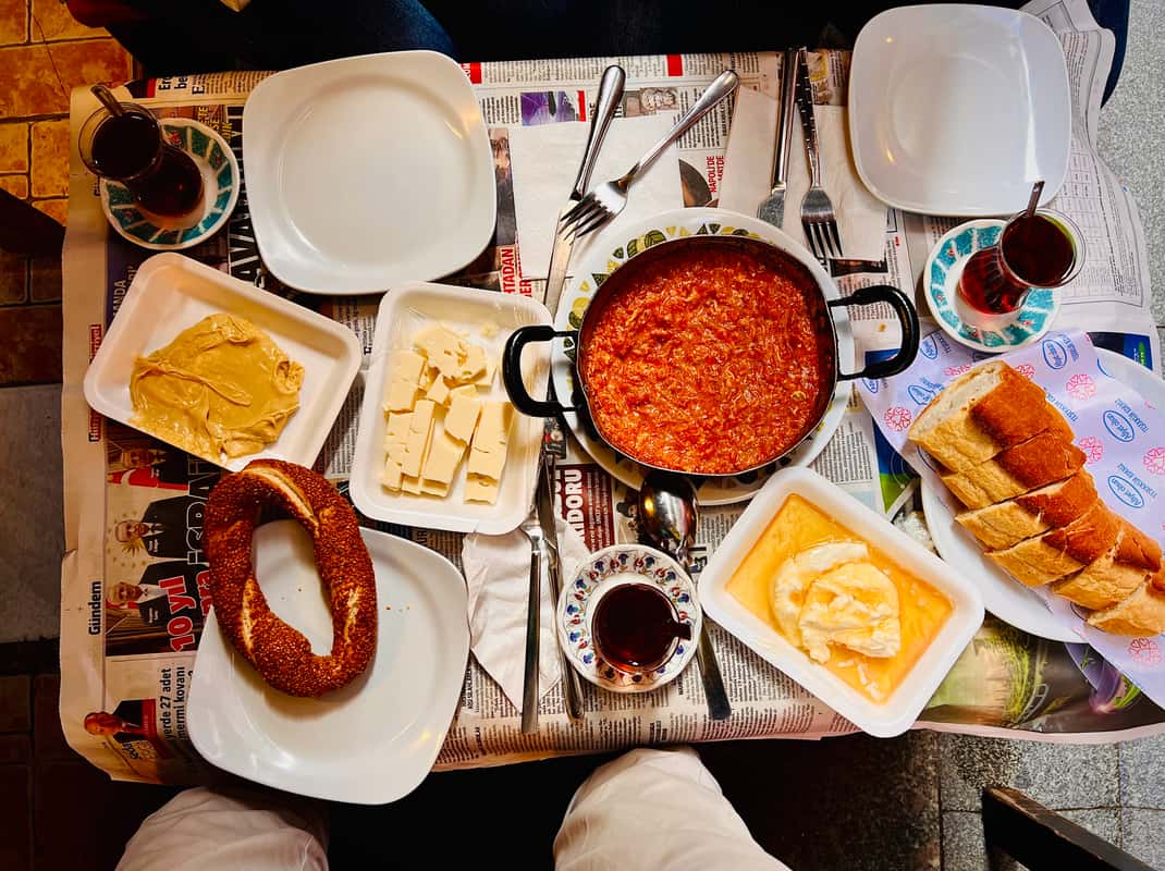 Istanbul: Geführte Food Tour mit Fährfahrt und Verkostungen