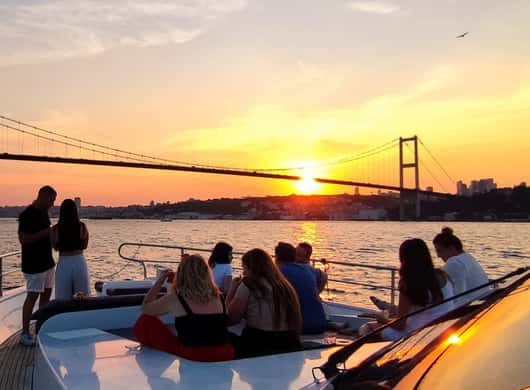 Istanbul: Bosporus Sonnenuntergang-Yachtkreuzfahrt mit Guide