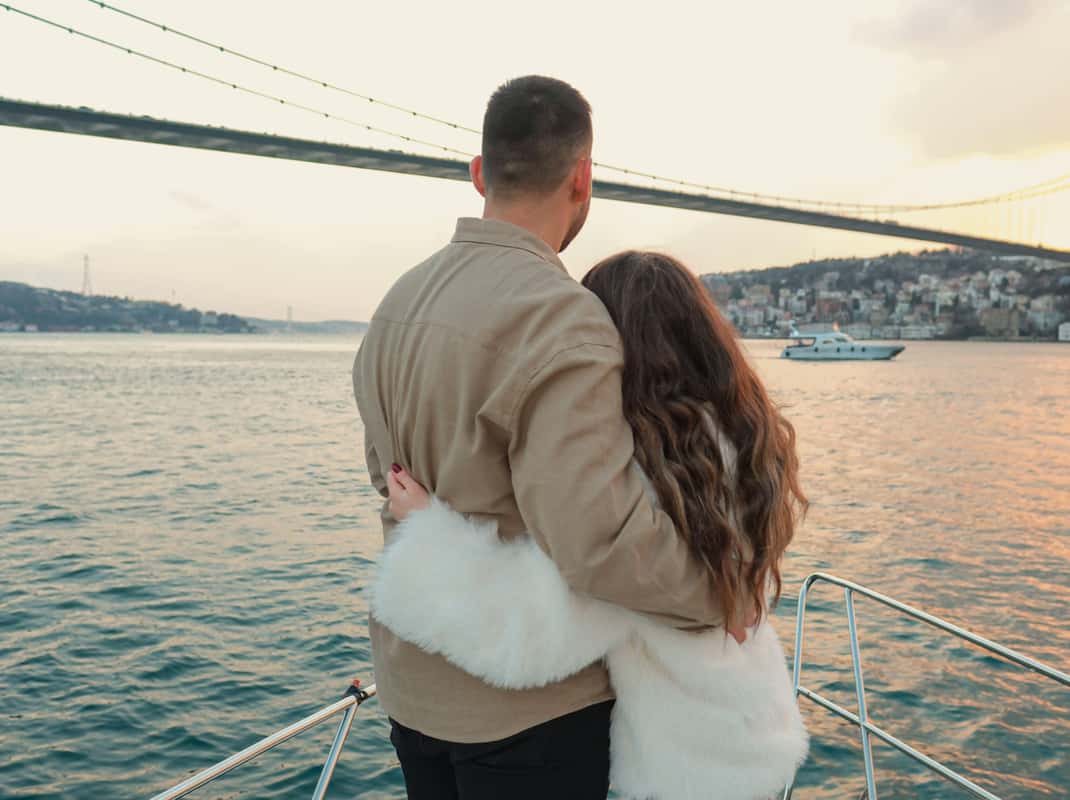 Bosporus: Sonnenuntergangs-Yachtfahrt mit privater Yacht