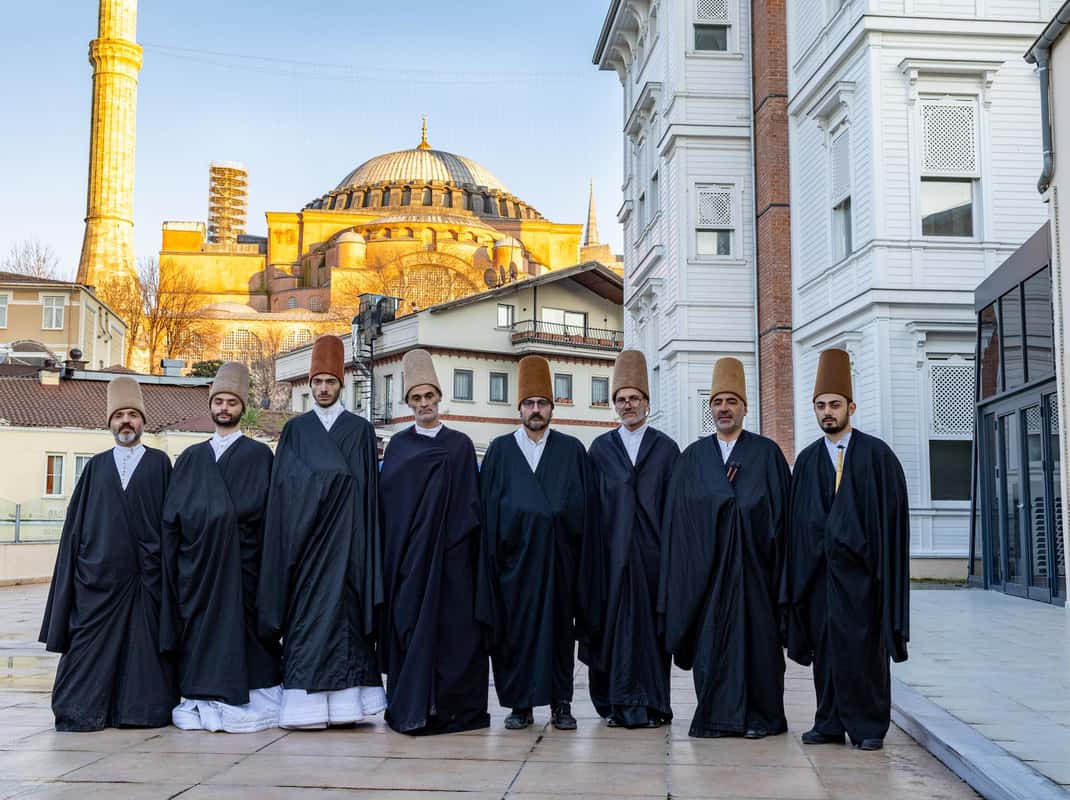 Istanbul: Zeremonie der wirbelnden Derwische neben der Hagia Sophia