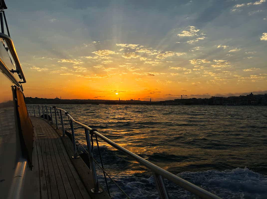 Istanbul: Bootsfahrt auf dem Bosporus und dem Goldenen Horn bei Sonnenuntergang
